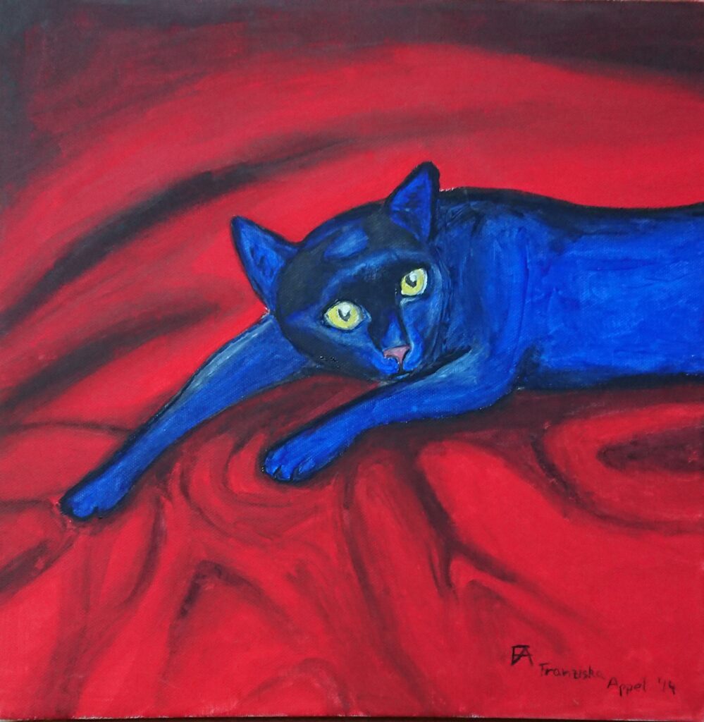 Scheu schaust du aus…  Möchte ich dir doch gerade mein Gesicht heranführen, da halte ich respektvoll inne und ziehe mich wieder entschlossen zurück. Lieber betrachte ich dich von hier aus- von weiter weg- bevor du mir, mit deinem Samtpfötchen und den darin verborgenen kleinen Gefahren, diskret den Rückzug erteilst. Liegst du doch aber so einnehmend da, als würde ich dich jeden Moment berühren dürfen. Nein, lieber nicht. Du hast etwas von einer so trügerischen Süße, dass ich nun endgültig entfernt bleibe. Ganz in schwarz mit einem leichten dunkelblauem Schimmer verweilst du in der Mitte des Gemäldes, wobei du nur einen Teil deines schlanken Körbers zeigst. Hinterbeine und Schwanz sind nur noch zu erahnen. Während das linke Vorderbein sich in einer angewinkelten Position ausruht, stützt das Rechte im lang ausgestreckten Zustand deinen Kopf. Unterhalb von zwei dreiecksartig spitzen Ohren- die vermutlich auf jedes noch so feine Geräusch sensibel reagieren- finde ich deinen Blick. Große gelbe Augen mit schwarzen Pupillen wirken etwas erschrocken, vielleicht habe ich dich gestört als ich hier her kam? Deine, vom schwarzem Fell umgebende Nase mündet rot rosa in die Nasenspitze. Vollkommen schaust du aus auf dieser sattroten Decke, die sich in weiche Falten und kleine Wölbungen gelegt hat, da sie von deinem sanften Gewicht dazu gebracht wurde. Dann erkenne ich, dass ich nicht nur auf eine Katze schaue, sondern auf eine kleine Herrin mit viel Eigensinn.