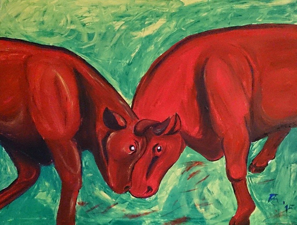 …waas…?  Eben lag ich doch noch im saftgrünen Gras der Wiese, die gefüllt ist mit unzählbaren Halmen. Eilig bin ich davon gewichen, beinahe gesprungen. Jetzt mit sicherem Abstand, verfolge ich das was soeben geschieht…  Nun seid ihr hier auf der Wiese. Ihr seid hier hergekommen und tratet ins Bild – einer von links und einer von rechts. Zornig rot mit starrem Blick schlagt ihr eure breiten Schädel aneinander. Auge in Auge- Kampf! Mitten im Gemälde trefft ihr aufeinander – ich bin verschreckt und voller Spannung zugleich. Die gehörnten Häupter drücken gegeneinander- mutig und stark. Muskeln spannen sich an.  Was habt ihr auszutragen? Was nur treibt euch an? Tierischer Instinkt, sich messen, Rangordnung schaffen!? Welcher von euch ist der Stärkere? – Ich vermute fast schon der linke Stier. Dieser stemmt mit geballter Kraft sein dunkelrotes Muskelkleid gegen das seines Gegners, wobei auch dieser Widerstand markiert, aber vielleicht zu knapp.  Mir stockt der Atem bei dieser Urgewalt. Fest im Boden verankert sind Beine und Hufe – nur nicht den Halt verlieren. Es wird nur einen geben, einer der gewinnt, der die Herde treibt. Einer der sich durchsetzt. Was für ein Bühnenspiel der Natur.  So sehr seid ihr mit eurem Kampf befasst, dass ich nur froh bin, dass ihr mich nicht bemerkt.