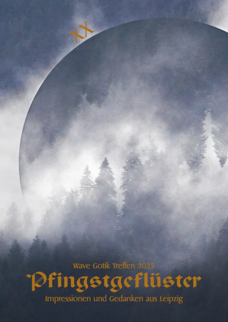 Nebelverhangener Nadelwald in kühlen Blau- und Grautönen, überlagert von einer großen dunklen Kreisform; goldene Schrift mit dem Titel „Pfingstgeflüster – Impressionen und Gedanken aus Leipzig“, darüber „Wave Gotik Treffen 2025“.